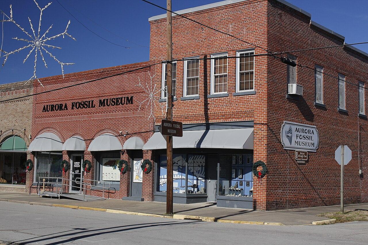 The single-storey brick frontage of the Aurora Fossil Museum in Aurora, North Carolina.